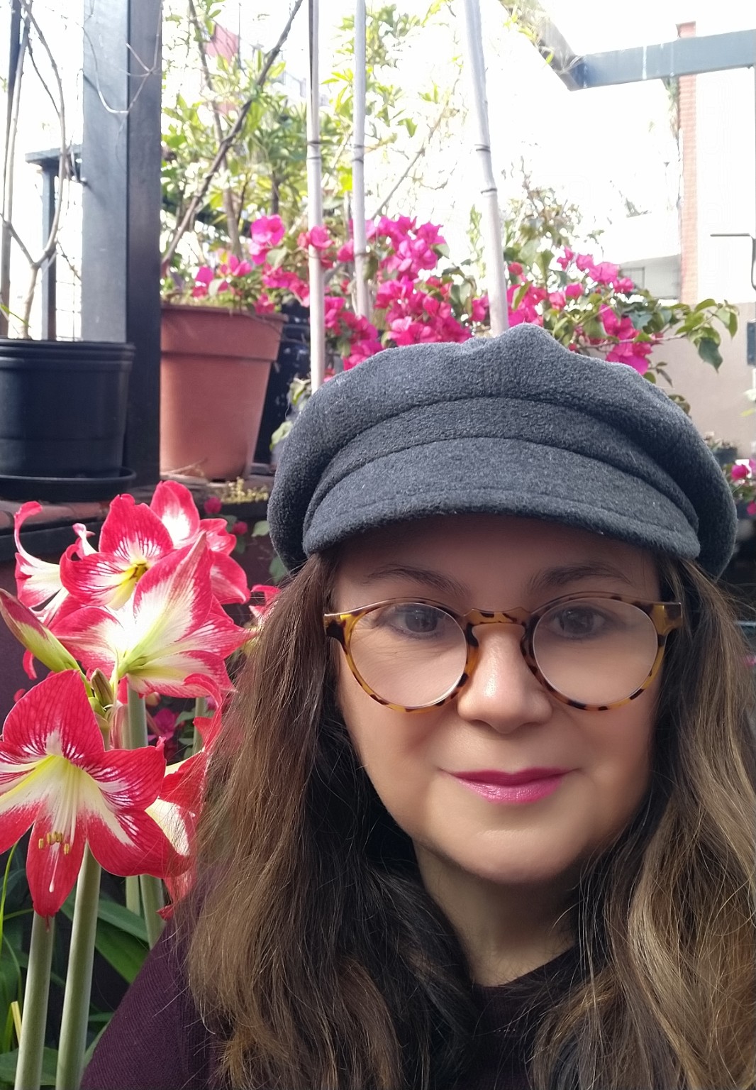 María Pía Pacheco junto a amarilis y buganvillas en flor